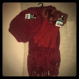 ☃️🧤NWT BURGUNDY CAP, SCARF, GLOVE SET!!🧤☃️